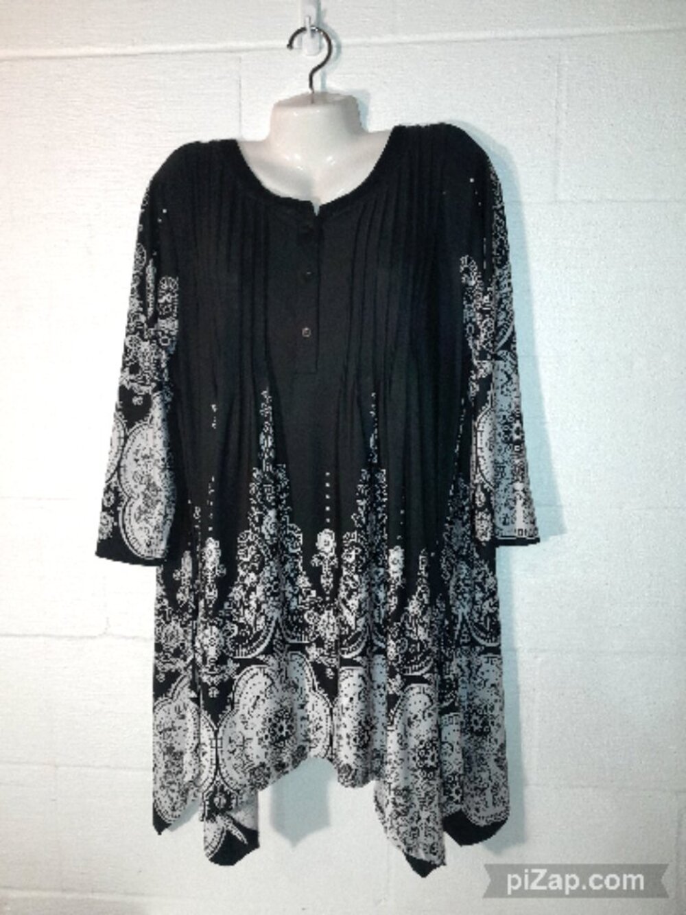 White Mark Women's Plus Size 2X Tunic Top Black & White Paisley Pleated Button